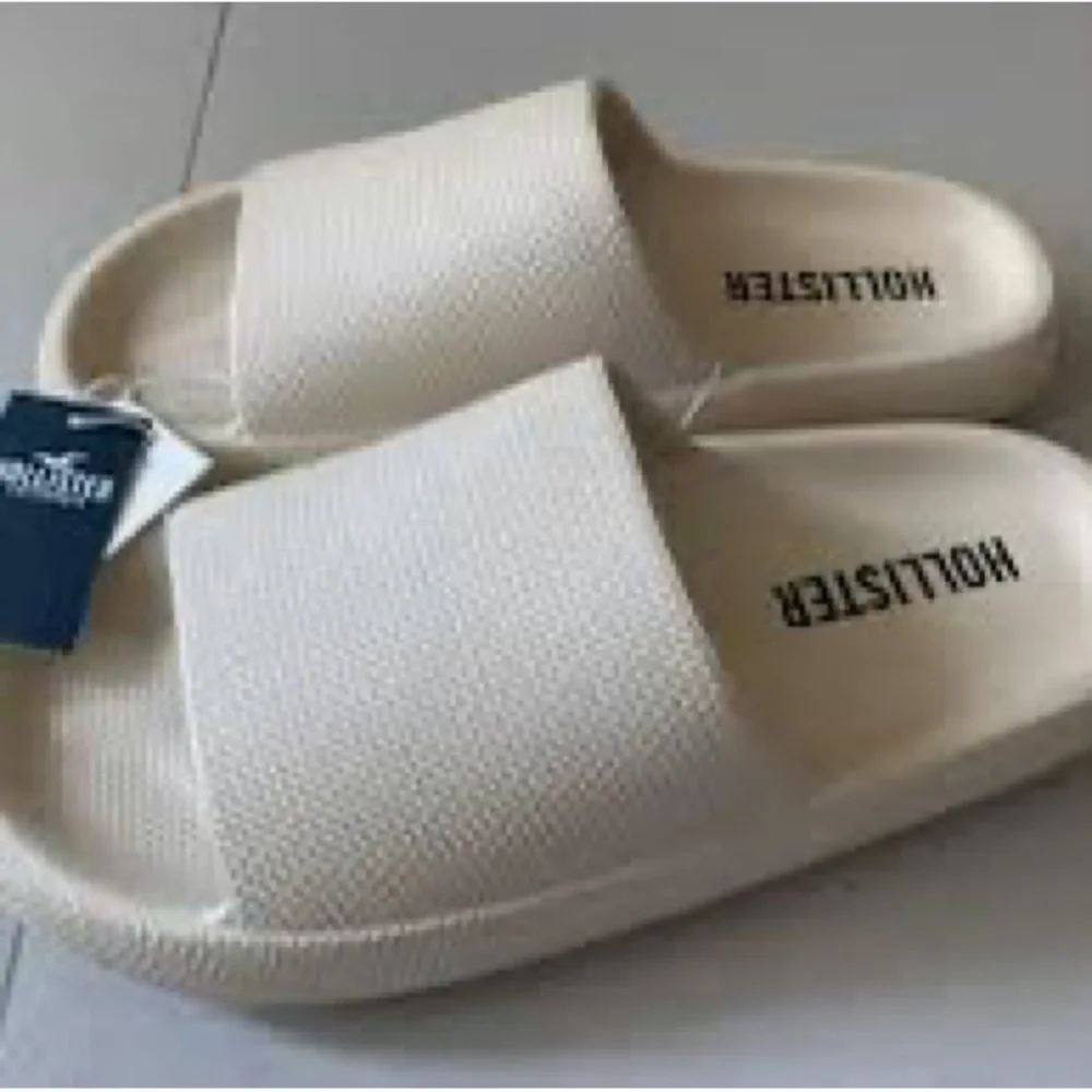 Hollister • Slides - Sandals Men’s Small Beige Foam Comfort Slip-On